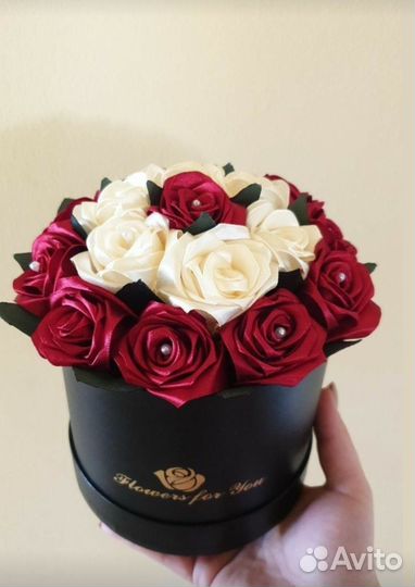 Розы из атласных лент