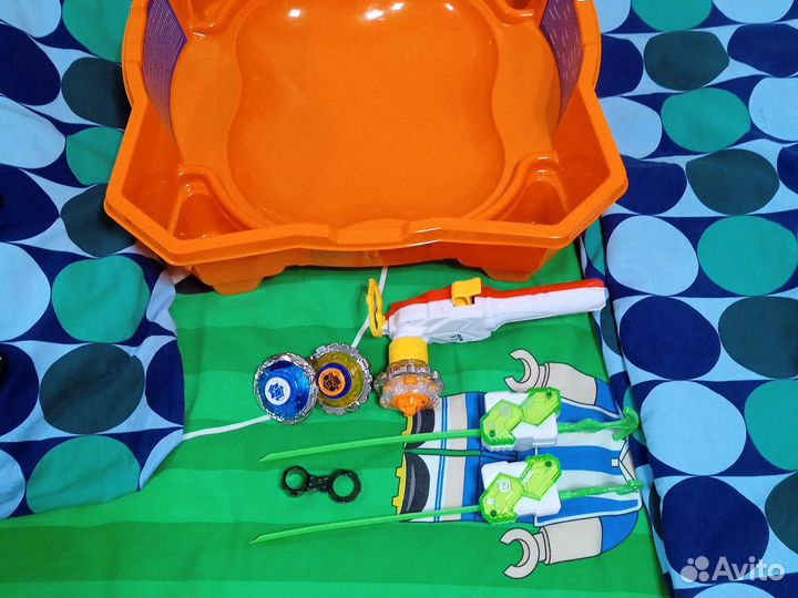 Бейблэйд Инфинити надо с ключом и ареной