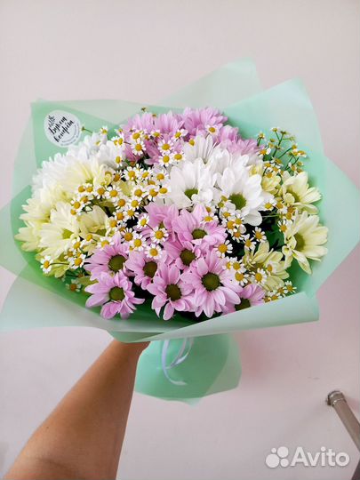 Букет из хризантем и ромашек