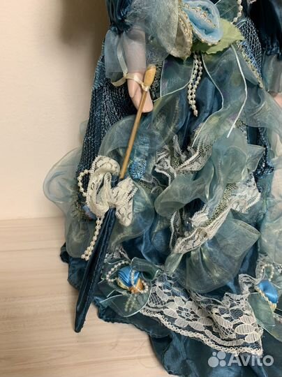 Кукла фарфоровая