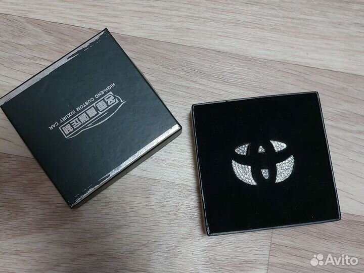 Наклейка на руль Toyota стразы