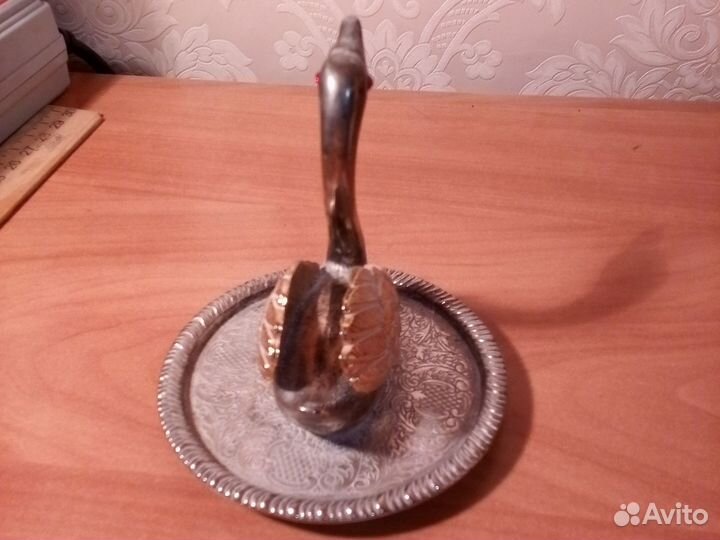 Статуэтка лебедь