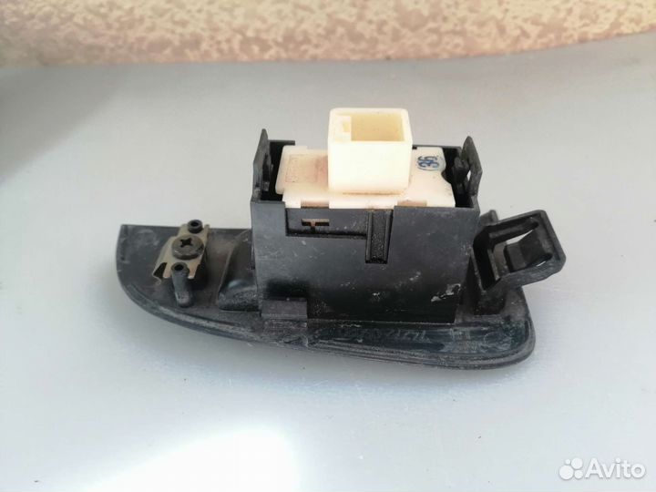 Кнопка стеклоподъемника лев\прав Toyota Avensis 2