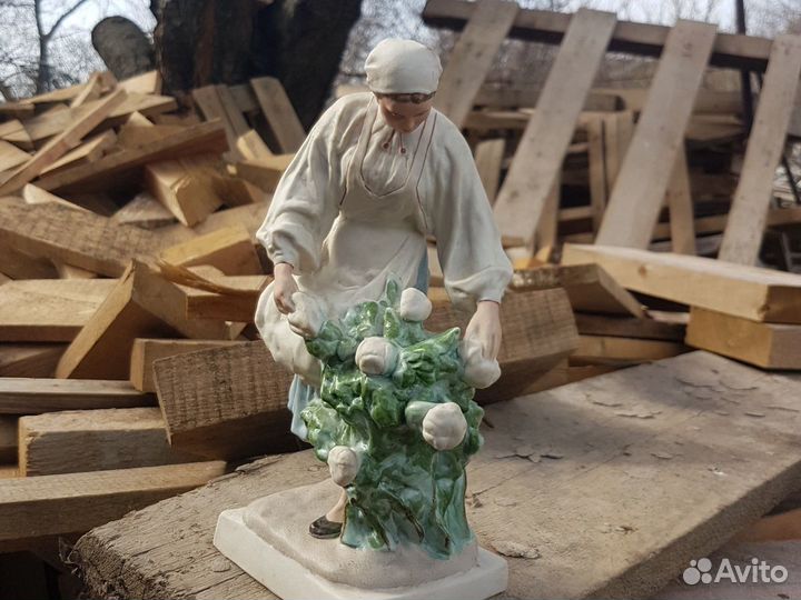 Фарфор ссср.Статуэтка Артель Керамик.Хлопкоробка