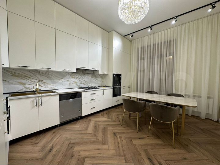 2-к. квартира, 74 м², 8/12 эт.