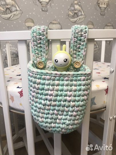 Подвесная вязаная корзинка