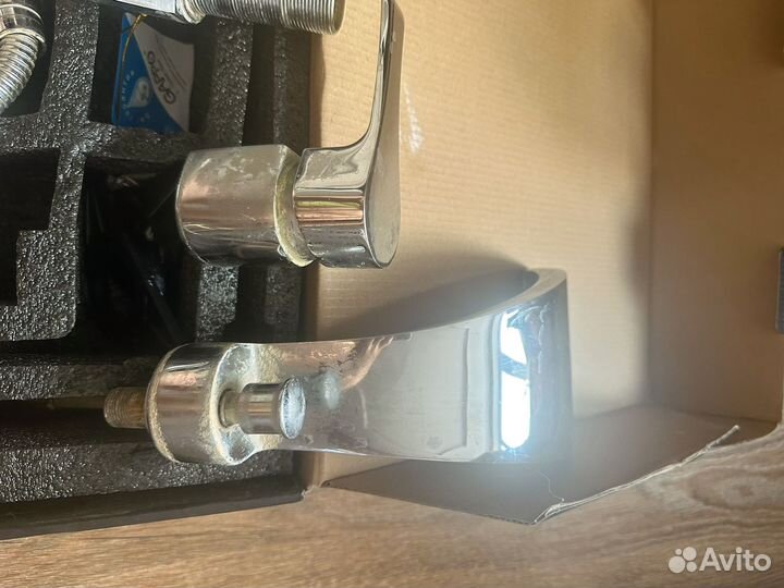 Смеситель и кран с комплектующими на борт ванной