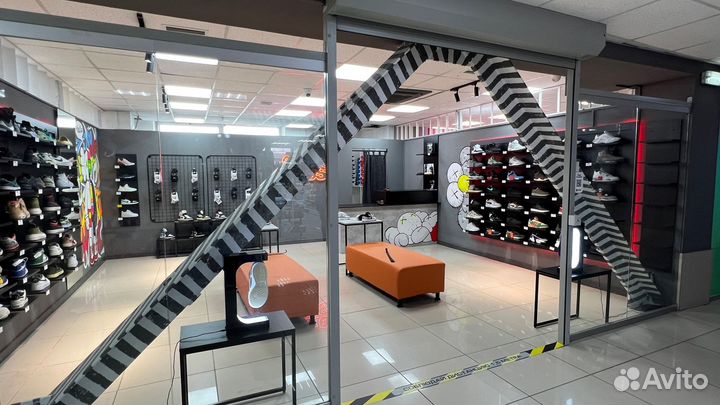 Магазин кроссовок в Омске