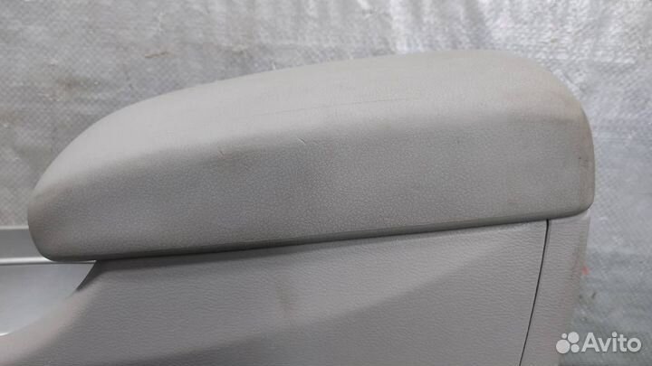 Консоль центральная с подлокотником Subaru Tribec