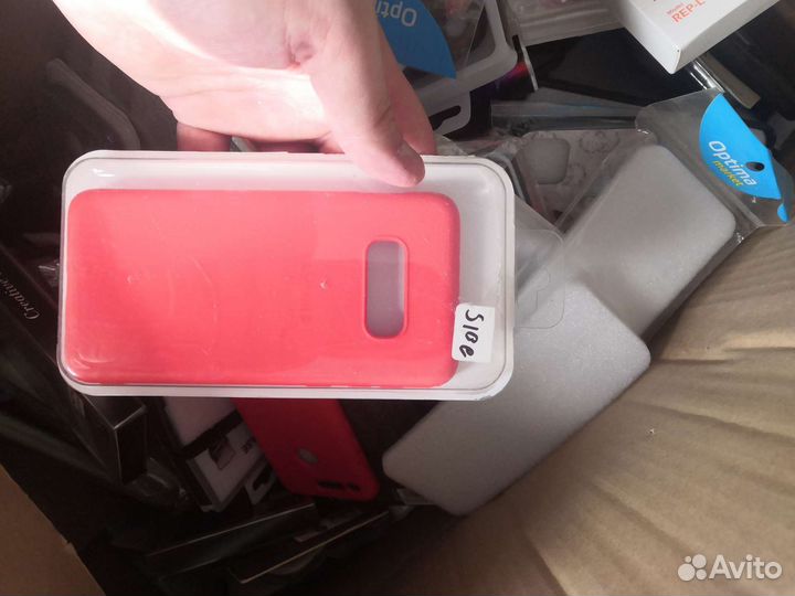 Коробка с чехлами для телефонов