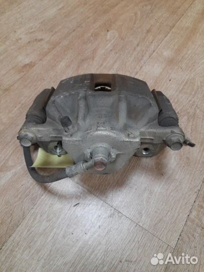 Суппорт тормозной передний правый Honda Accord 8