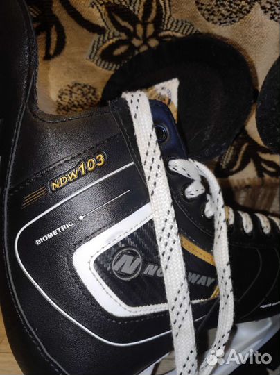 Коньки с клюшкой