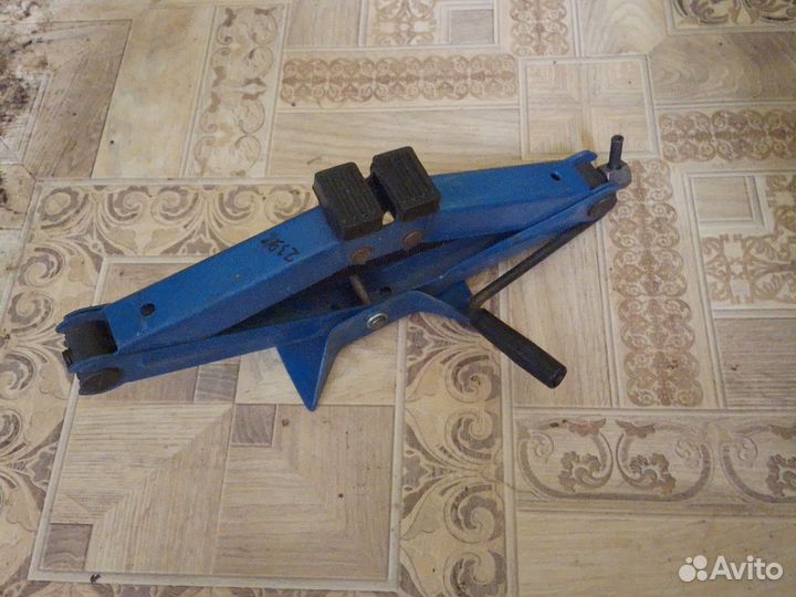 Домкрат механический винтовой