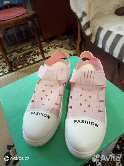 Кроссовки открытые