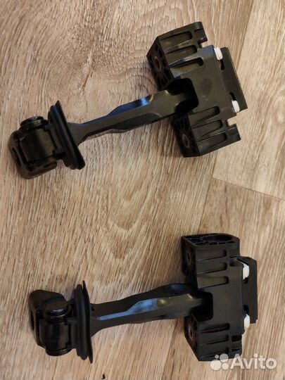 Ограничитель двери Skoda Fabia 2 07-15