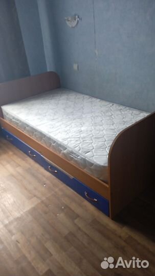 Компьютерный стол, кровать