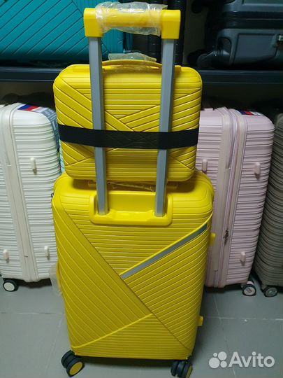 Ударопрочный чемодан на колесах М