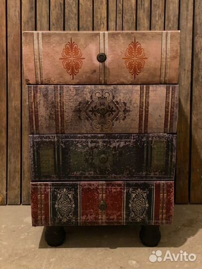 Тумбочка в винтажном стиле «Стопка книг»