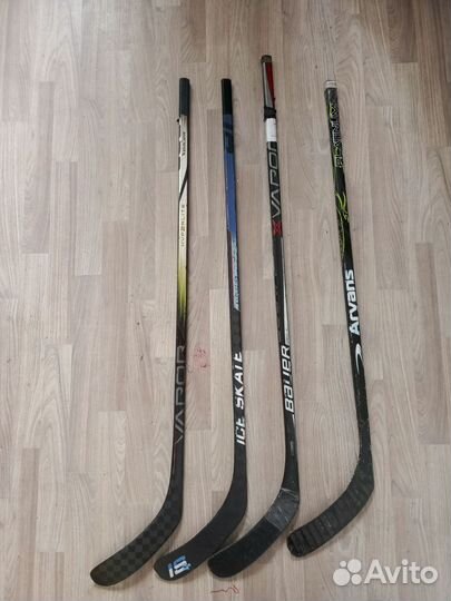 Хоккейный шлем, клюшки