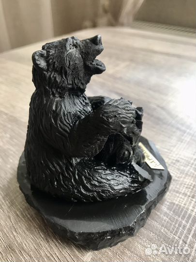 Шунгитовая фигурка Медведь с рыбой