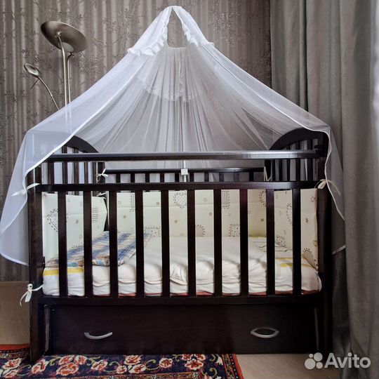 Детская кроватка с маятником и ящиком