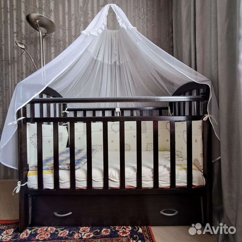 Детская кроватка с маятником и ящиком