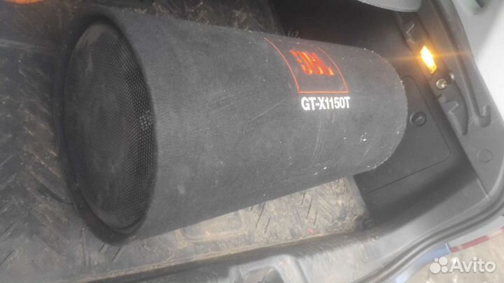 Сабвуфер и усилитель в автомобиль