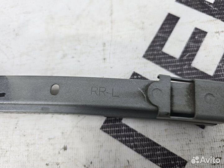 Направляющая стекла двери передняя левая Toyota