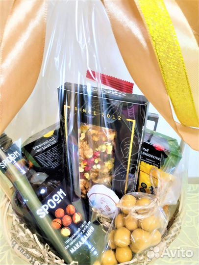 Чайно-кофейная корзина с шоколадом и сиропом