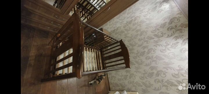 Детская кроватка с маятником и ящиком