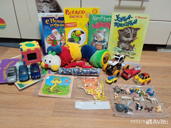 Игрушки, машинки и книги