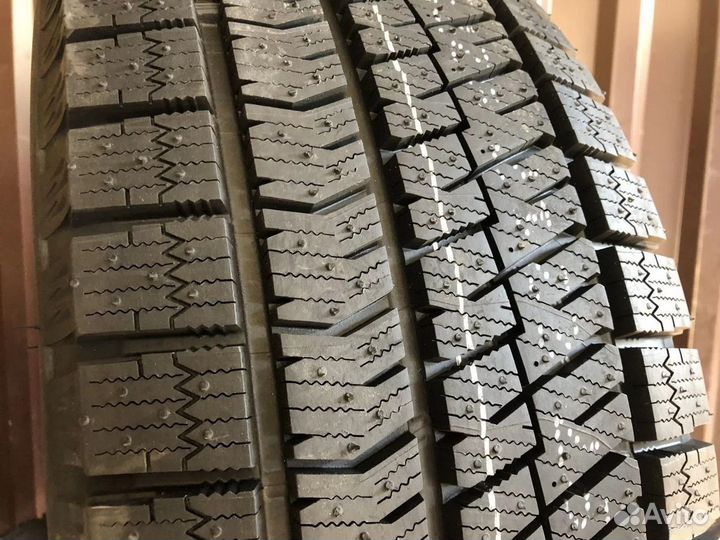 Bridgestone Blizzak Ice 275/35 R18 95S