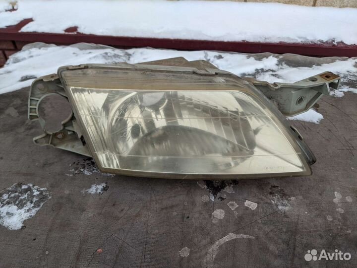 Правая фара Mazda Premacy cp8w