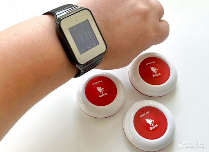 Кнопка Премиум вызова официанта и часы персонала