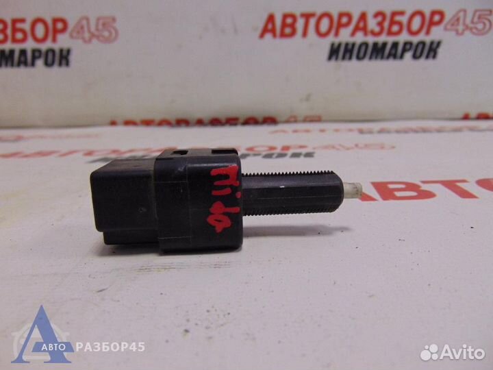 Датчик включения стопсигнала для Nissan Navara / F