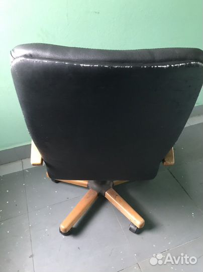 Офисное кожаное кресло б/у