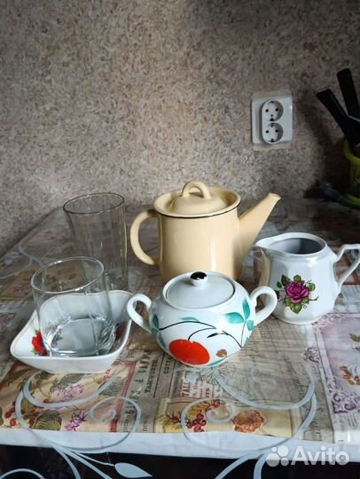 Чайник, сахарница и молочник