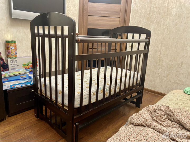 Детская кроватка с маятником