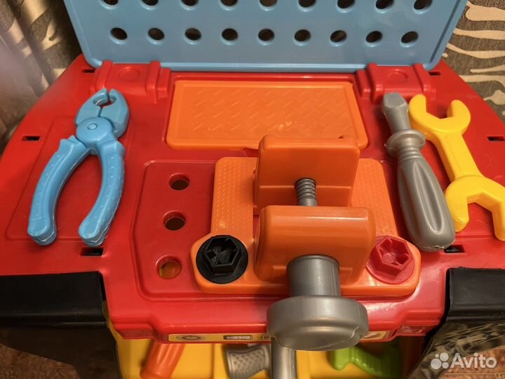 Набор инстументов на верстаке детский