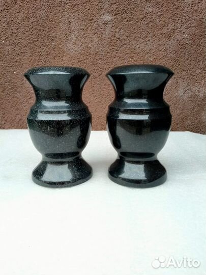 Ваза из гранита Габбро Диабаз 25х15 см