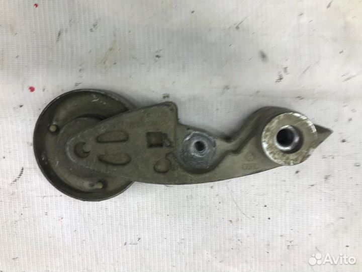 Кронштейн ролика-натяжителя Audi Q7 4L 2006-2015