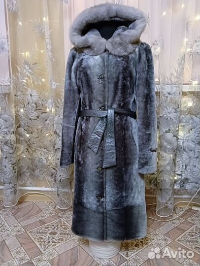 Шуба мутон голубого цвета с капюшоном