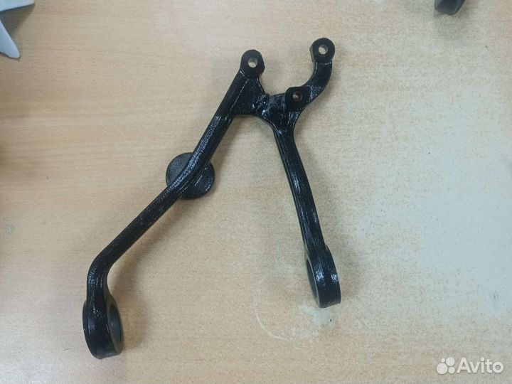Рычаг верхний правый Ваз 2121