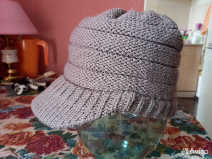 Шапки много