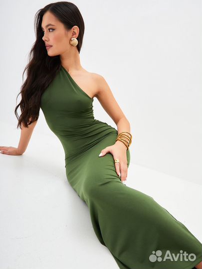 Платье на одно плечо вечернее миди облегающее