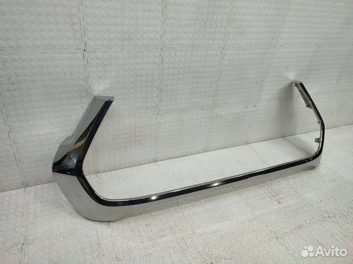 Молдинг решетки бампера Toyota Hilux AN120 2020