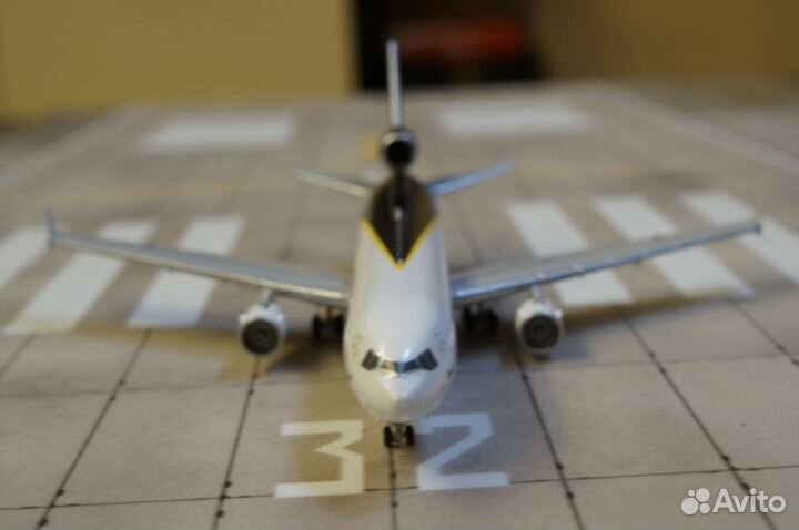 Модель самолета McDonnel Douglas 11F M 1:400