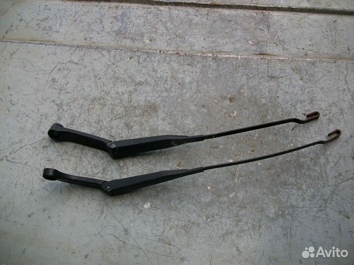 Поводок стеклоочистителя передний Ауди 80 Б3