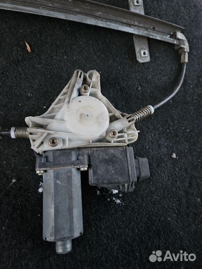 Стеклоподьемник передний Mitsubishi Carisma DA1A