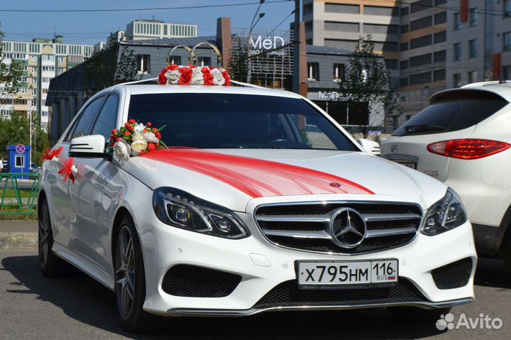 Красное свадебное украшение на машину аксессуары